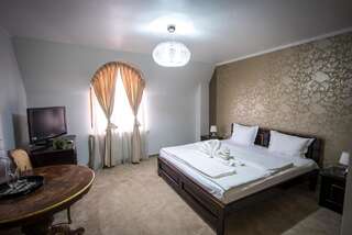 Отель Hotel Eden Рымнику-Сэрат Номер с кроватью размера «king-size»-4